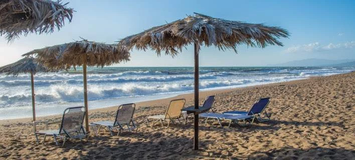 Χαλκιδική: Ξηλώνουν, κλειδωμένες με λουκέτα, ομπρέλες και ξαπλώστρες ιδιωτών από τις παραλίες